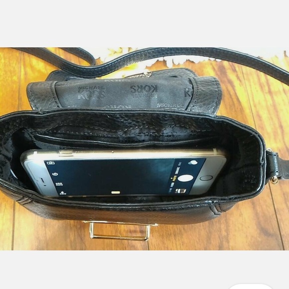 MICHAEL KORS CHARLTON Leather Crossbody Fuchsia/Black - Picture 3 of 4